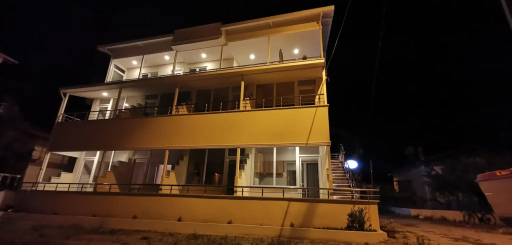 Motel Lavanda — akşam dış görünüş, iç aydınlatmalar yanık