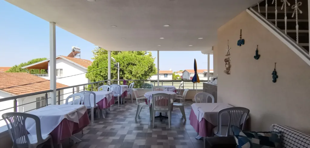 Motel Lavanda kahvaltı terası — masalı, gölgelikli üst kat alanı