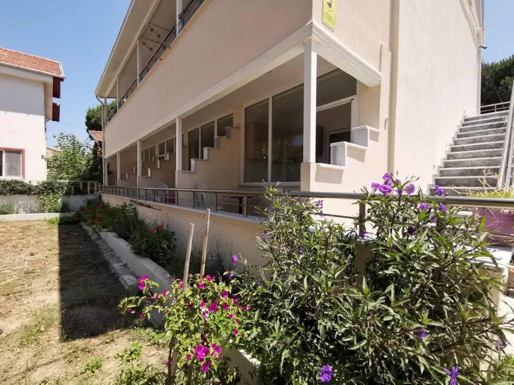 Motel Lavanda — yan bahçe ve çiçeklerle dış cephe