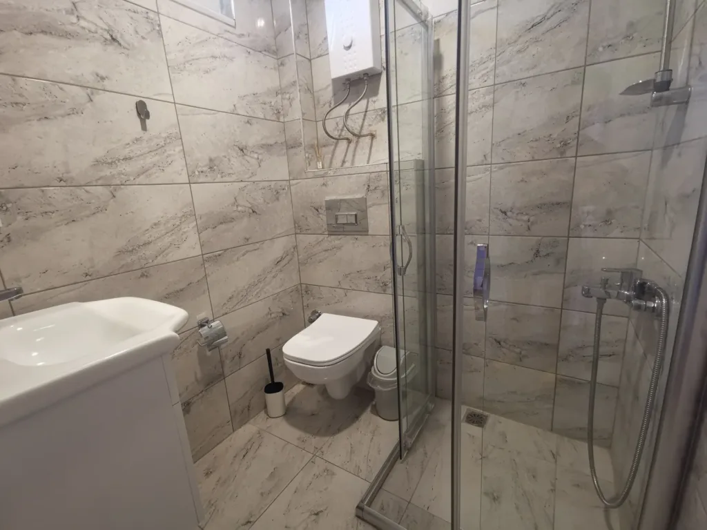 Motel Lavanda — duş kabinli, asma klozetli banyo, 7/24 sıcak su