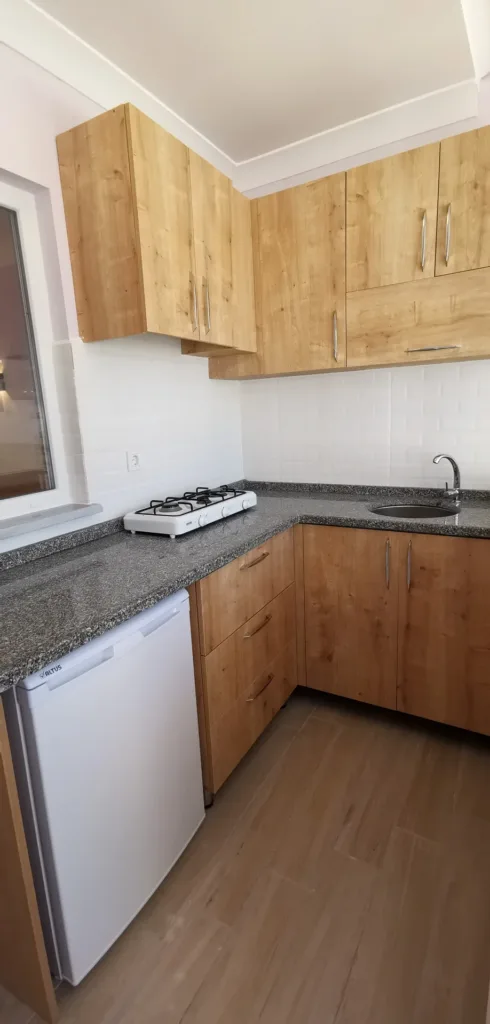 Motel Lavanda — odayla balkon arası donanımlı mutfak; ocak, buzdolabı, lavabo