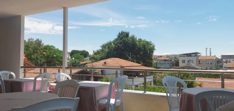 Motel Lavanda — üst katta ortak kahvaltı terası