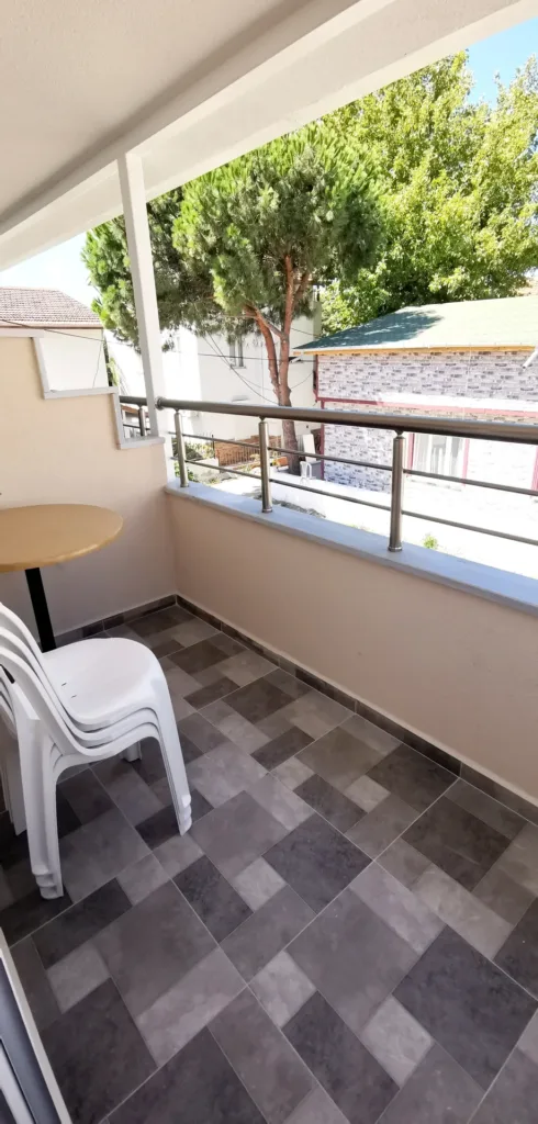 Motel Lavanda — bahçe yönüne bakan balkon, masa ve sandalye