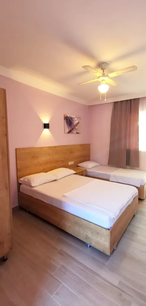 Motel Lavanda — odalarımızda standart tavan vantilatörü ve duvar aydınlatması