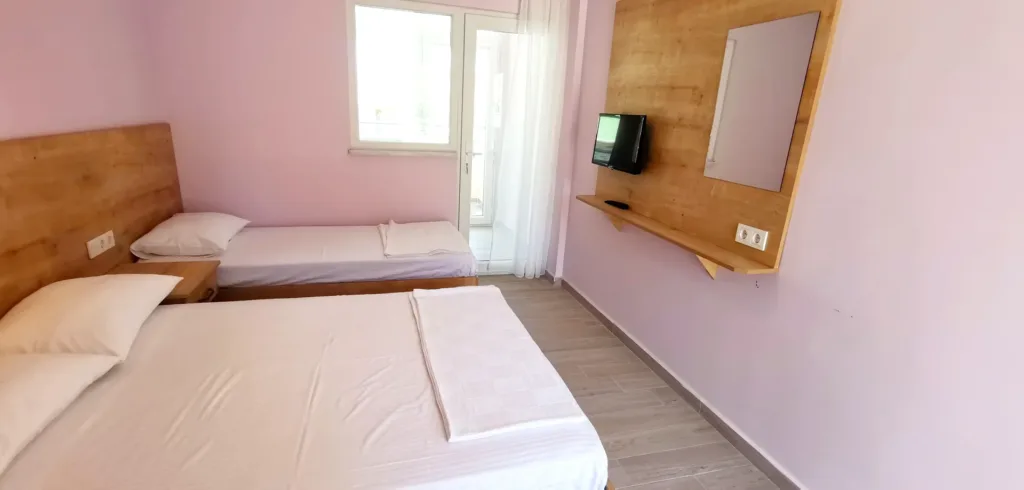 Motel Lavanda — odanın dolap tarafından geniş görünümü