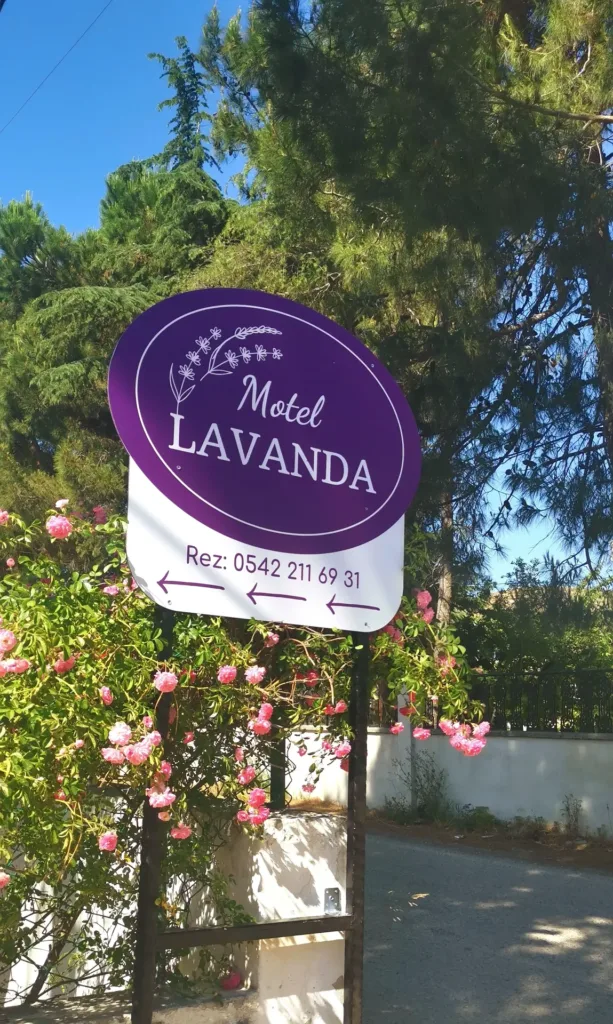 Motel Lavanda — ana caddedeki yön tabelası